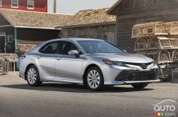 Side view of the 2018 Toyota Camry Hybrid LE