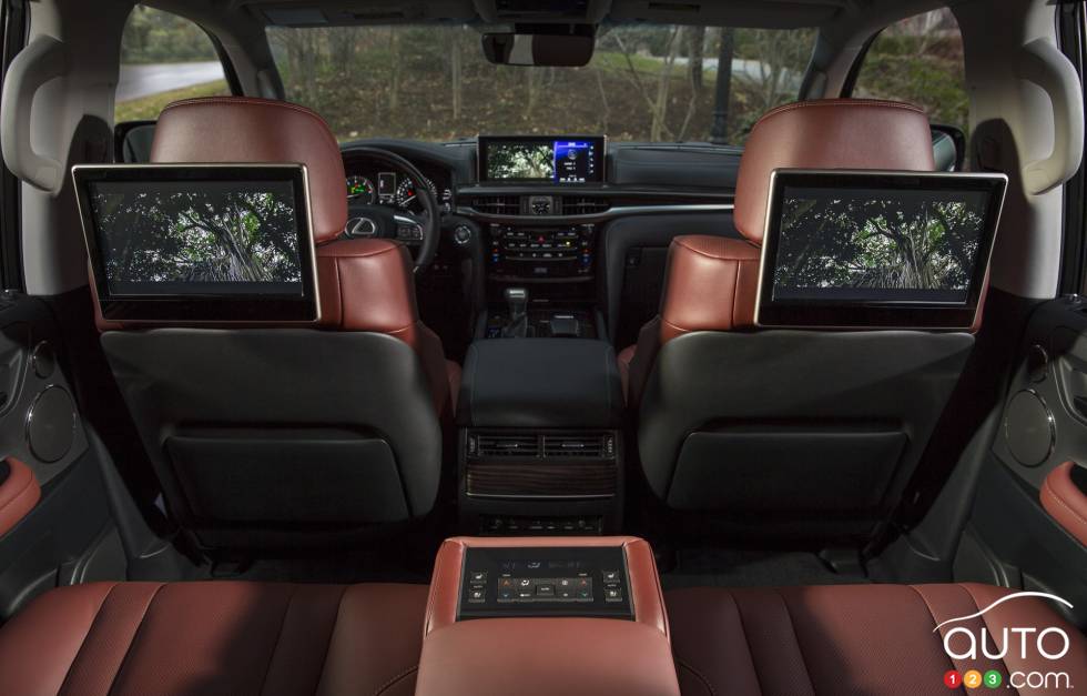 2016 Lexus LX 570 rear seats