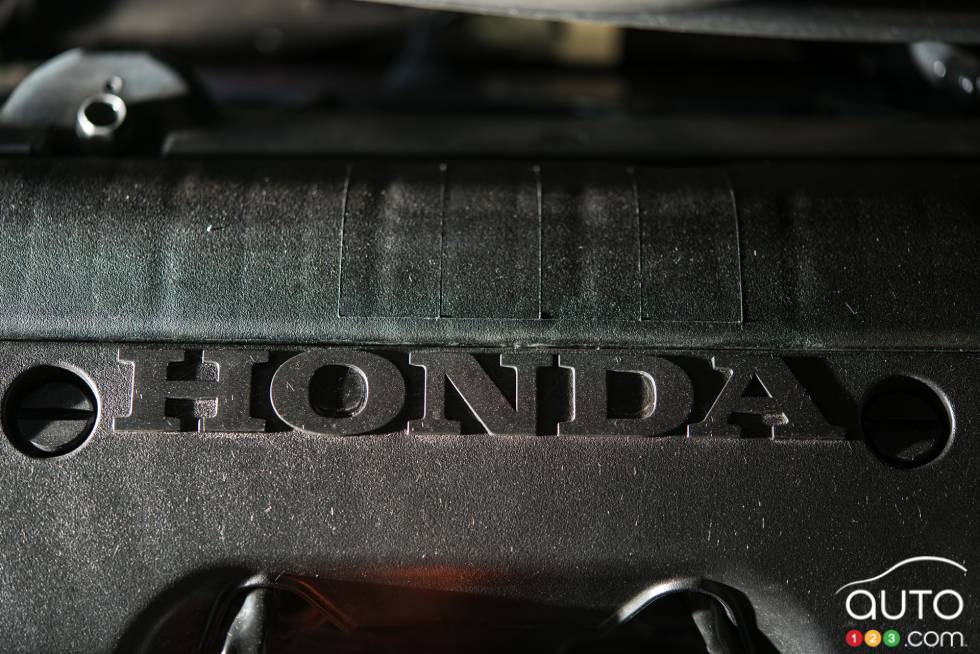 Détail du moteur de la Honda Civic EX coupe 2015