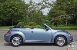 Vue de côté de la Volkswagen Beetle Convertible Denim 2016