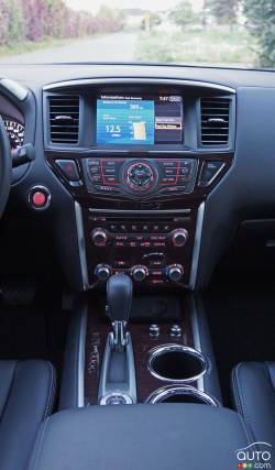 Console centrale du Nissan Pathfinder Platinum 2016