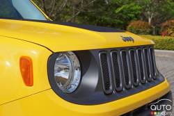 2016 Jeep Renegade Trailhawk front grille