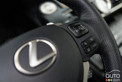 Commande pour le régulateur de vitesse sur le volant de la Lexus RC F 2015
