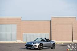2015 Mazda MX-5 front 3/4 view