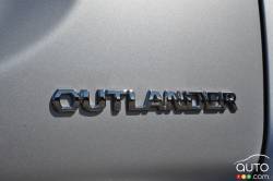 Écusson du modèle du Mitsubishi Outlander ES AWD 2016