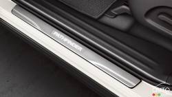 Le Nissan Pathfinder Platinum Midnight Edition 2017 possède des plaques lumineuses sur les marchepieds