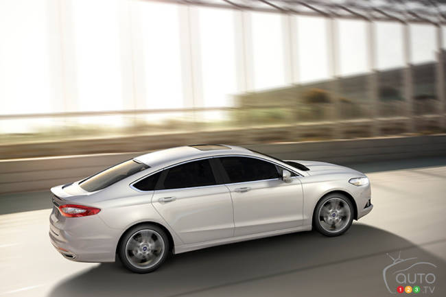 Ford Fusion 2013 vue côté Ford Fusion 2013 vue côté