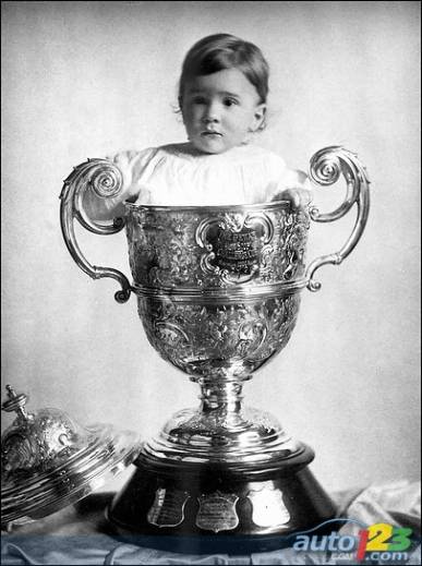 Le jeune Wilfred Leland Jr, petit-fils de Henry Leland, co-fondateur et directeur général de Cadillac, prend place dans le trophée Dewar peu de temps après la victoire de 1908.