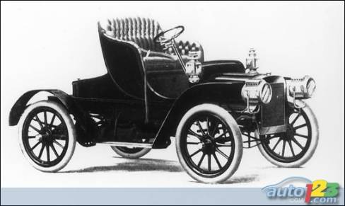 La Cadillac modèle K 1907 avait un moteur monocylindre produisant 10 chevaux. Cette biplace de 550 kilos, à carrosserie de type Victoria, était vendue pour 800 $ aux États-Unis.