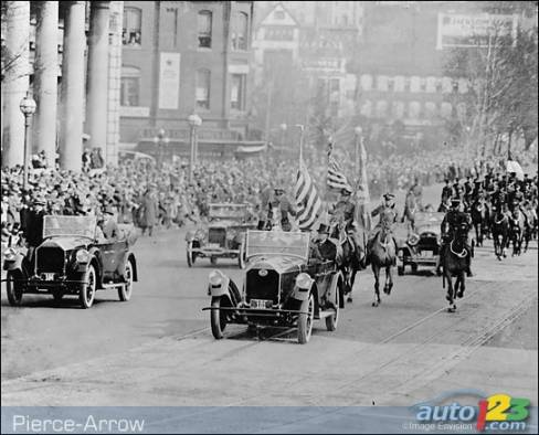 Calvin Coolidge (1923-1929) était surnommé « Cautious Cal » (Cal le prévoyant). Lorsqu'il conduisait, il ne roulait jamais à plus de 25 km/h! Il avait aussi un faible pour les Pierce-Arrow. Durant son mandat, il fit d'ailleurs une entente avec le constructeur pour faire en sorte de louer cinq nouvelles voitures plutôt que de les acheter. Sur la photo, on l'aperçoit dans la Pierce-Arrow du centre, lors d'une parade, le 4 mars 1925. 