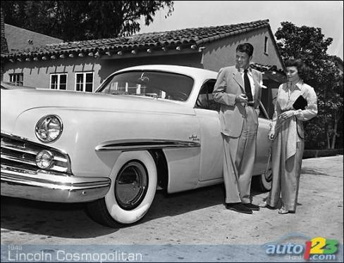 Alors qu'il n'était qu'un simple acteur populaire d'Hollywood, le jeune Ronald Reagan prend la pose en belle compagnie aux côtés d'une Lincoln Cosmopolitan 1949. Il ignore encore où la vie le mènera...