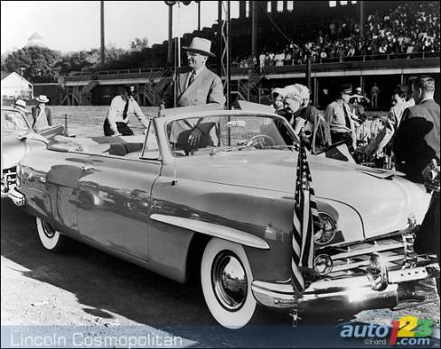 Durant son mandat comme président, Harry S Truman (1945-1953) prend place à bord d'une Lincoln Cosmopolitan 1950 décapotable.