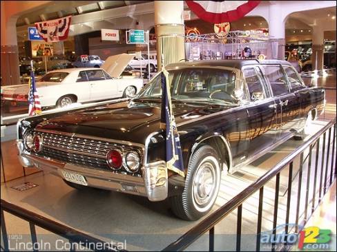La Lincoln Continental 1961 à bord de laquelle le président John F. Kennedy (1961-1963) a été victime d'un tireur durant une parade à Dallas, le 22 novembre 1963. Cette voiture fait aujourd'hui partie de la collection du musée Henry Ford de Dearborn, au Michigan.