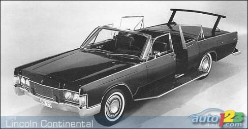 Voici un des deux exemplaires de décapotable à quatre portes Lincoln Continental livrés aux services secrets américains en 1968. Cette voiture, qui a servi au président Lyndon B. Johnson (1963-1969) avait des portières arrière en deux sections permettant aux agents des services secrets d'embarquer dans la voiture en mouvement à partir de très larges marchepieds.
