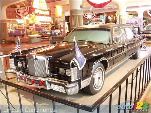 Lincoln Continental 1972C'est dans cette limousine que Ronald Reagan s'est réfugié le 30 mars 1981, lorsque John Hinkley a tiré dans sa direction. Cette voiture qui a été mise en service durant le mandat de Richard Nixon (1969-1974), a également servi au président Gerald Ford (1974-1977), qui a également subi une tentative d'assassinat un jour, alors qu'il était à bord. 