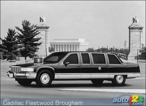 Cette limousine Cadillac Fleetwood Brougham 1993, carrossée par Hess & Eisenhardt et réalisée en trois exemplaires, a été livrée aux services secrets américains à peu près en même temps que la famille Clinton (1993-2001) faisait son entrée à la Maison blanche. 