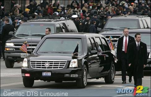 George W. Bush / Cadillac DTS Limousine 2006Le 20 janvier 2005, le président George W. Bush se déplace à bord de cette limousine Cadillac DTS 2005 sur l'avenue Pennsylvania à Washington, DC, lors de sa seconde parade d'intronisation. 