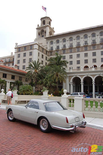 Élégance toute italienne en Floride : le coupé Ferrari 250 GT PF 1959 devant l'hôtel The Breakers qui s'inspire de la Villa Médicis de Rome.