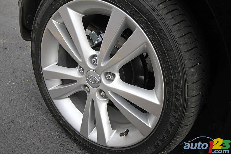 The Kia Forte5 SX has good looking 17-inch alloy wheels. (Photo: Luc Gagné/Auto123.com)