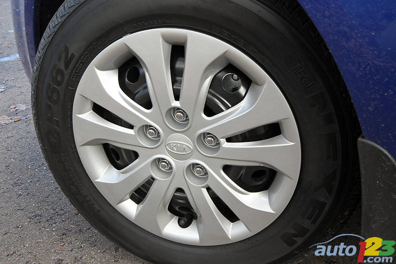 The Kia Forte5 LX has steel wheels with wheel covers. (Photo: Luc Gagné/Auto123.com)