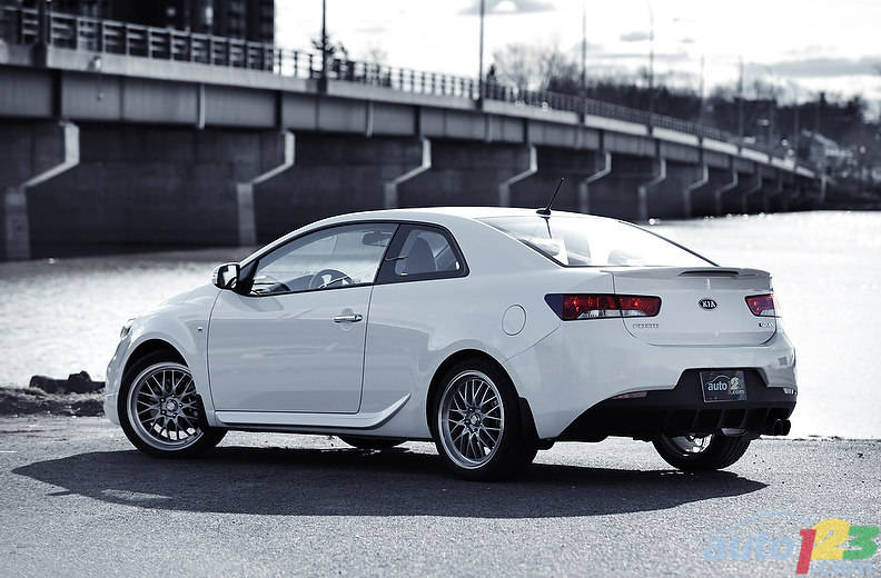 Sx korea. Kia Forte Koup SX 2010\Koup. Kia-Forte-Koup-Coupe White. Kia-Forte-Koup-Coupe White вид сбоку. Кия r5 спорт.