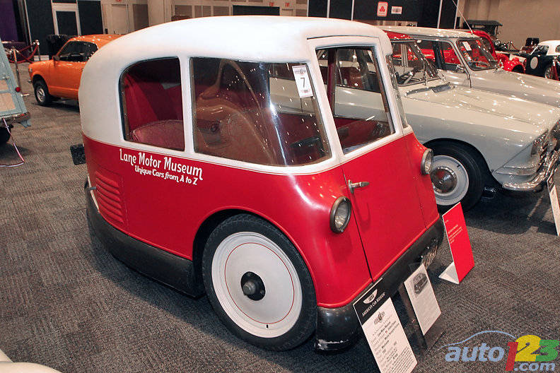 Built in the US, this two-seat three-wheeler features a 737-cc, 4-cylinder, transversally mounted, American Austin rear engine. It generated 30 hp and allowed maximum speeds of 100 km/h. Like the BMW Isetta, it featured a single front door. (Photo: Luc Gagné/Auto123.com)