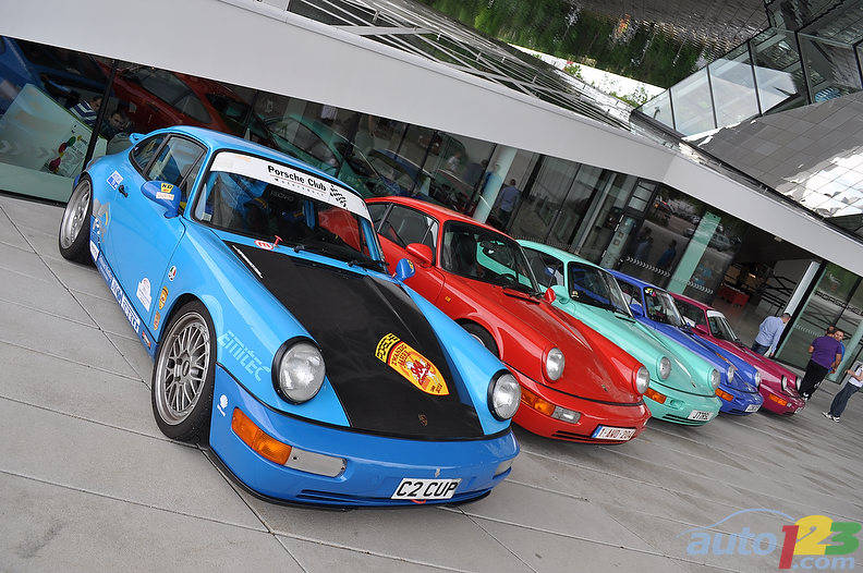 Welcoming committee of 993 911 RS'(Photo: Mathieu St-Pierre/Auto123.com)