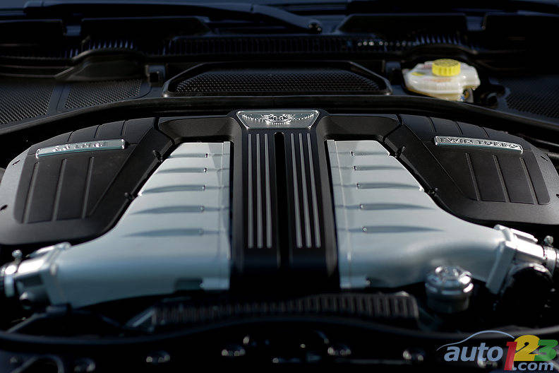 Le moteur W12 biturbo DOCH de 6,0 L de la Bentley Continental GT 2012, mis au point par VW, vous fera sourire jusqu'aux oreilles lorsque vous enfoncerez l'accélérateur grâce à ses 567 ch et 516 lb.-pi de couple. Photo: Sébastien D'Amour/Auto123.com