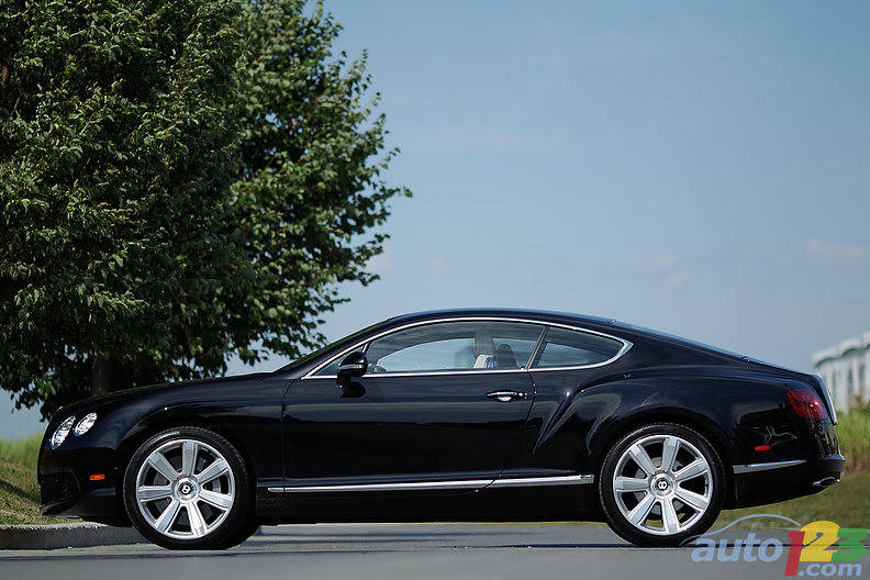 Les lignes de la Bentley Continental GT 2012 sont opulentes et agressives, avec les phares arrière surdimensionnés sur les ailes et l'aspect félin des vitres latérales qui captive longuement notre attention. Photo: Sébastien D'Amour/Auto123.com