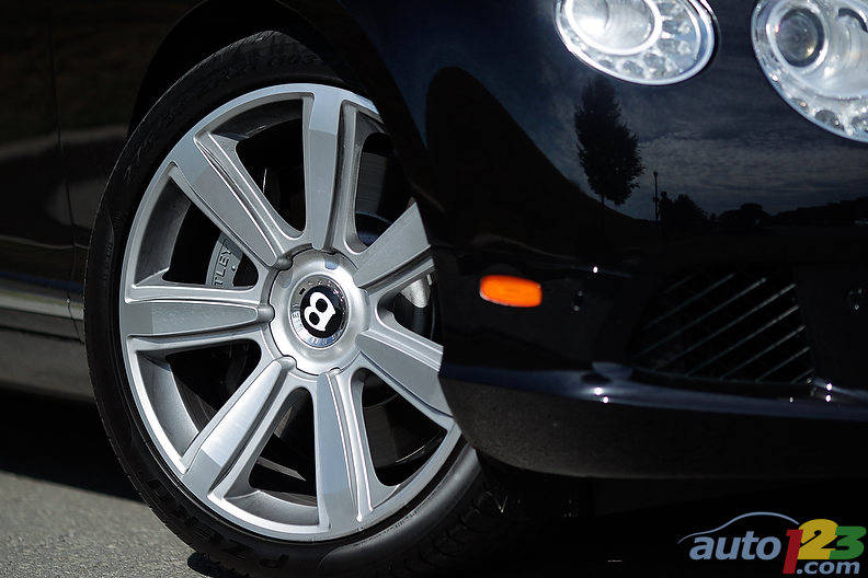 Assise sur des roues de 20 po, la Bentley Continental GT 2012 est sans nul doute une voiture où vous voulez vous asseoir et que vous voulez conduire, d'autant plus que ses roues massives sont offertes avec des freins à disque perforés aux quatre roues en carbure de silicium renforcés de carbone en option. Photo: Sébastien D'Amour/Auto123.com