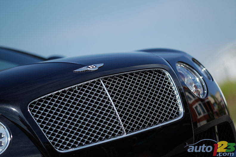La calandre à mailles classique et les phares avant doubles de la Bentley Continental GT 2012 s'assurent qu'on ne se méprenne pas sur les origines de la voiture. Photo: Sébastien D'Amour/Auto123.com