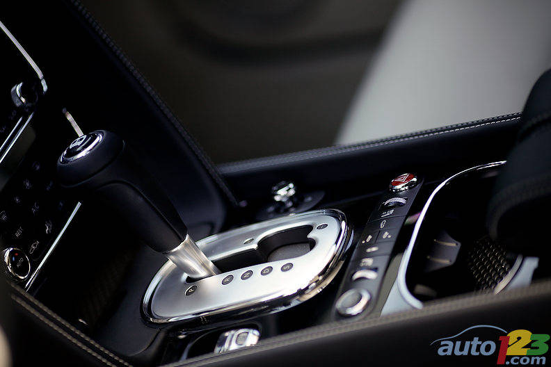 Le cuir cousu à la main entoure la console centrale et le levier de vitesse, où le prestigieux « B » Bentley attend impatiemment que vous passiez en mode « D ». Difficile de résister. Photo: Sébastien D'Amour/Auto123.com