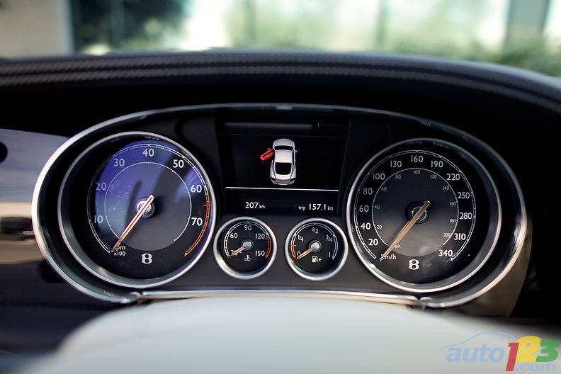 Malgré la simplicité des cadrans, le fait que le compteur de vitesse se rende à 340 km/h pourrait être la première chose qui attire votre attention à l'intérieur de la Bentley Continental GT 2012.  Photo: Sébastien D'Amour/Auto123.com