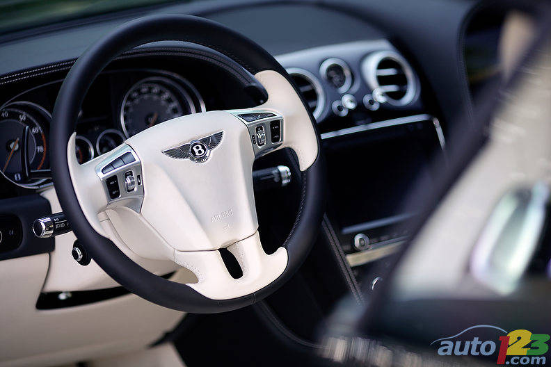 Manoeuvrer une Bentley Continental GT 2012 est une expérience sublime grâce à la direction à crémaillère ZF Servotronic, assistée électroniquement et asservie à la vitesse.  Photo: Sébastien D'Amour/Auto123.com