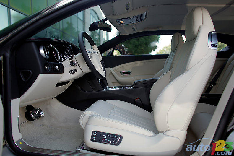 S'asseoir dans une Bentley Continental GT 2012 est comme s'asseoir dans le bureau d'un vieux manoir anglais : la classe, la splendeur et la sophistication abondent. Photo: Sébastien D'Amour/Auto123.com
