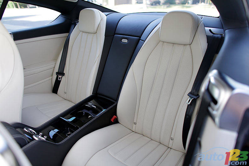Même si la Bentley Continental GT 2012 se définit comme une 2+2, les sièges arrière sont plus ou moins dignes de mention; ils sont jolis, mais plutôt étroits.  Photo: Sébastien D'Amour/Auto123.com