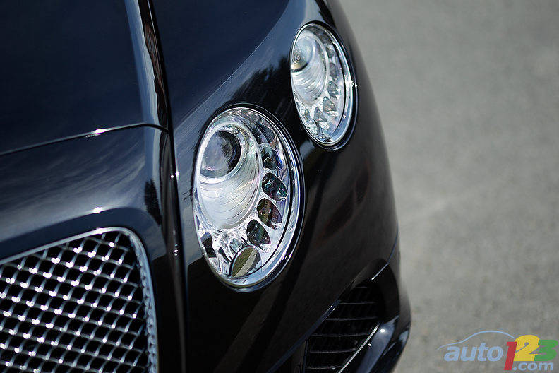Avec une vitesse maximale de 318 km/h, vous serez heureux de savoir que la Bentley Continental GT 2012 est équipée de phares avant bixénon qui illuminent bien la route, quelle que soit l'heure du jour. Photo: Sébastien D'Amour/Auto123.com