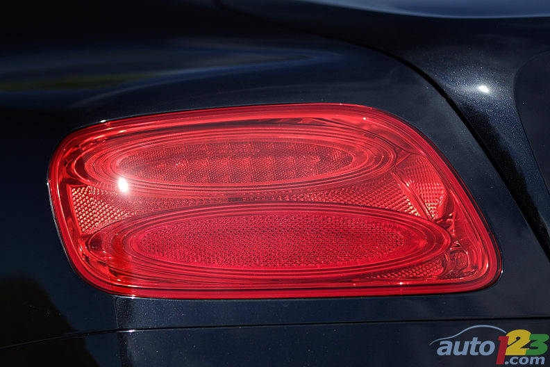 La consommation d'essence de la Bentley Continental GT 2012 est probablement la dernière chose à laquelle vous penserez chez le concessionnaire, mais la voici quand même : sa cote de consommation est de 16,8 L/100 km. Pas si mal. Photo: Sébastien D'Amour/Auto123.com