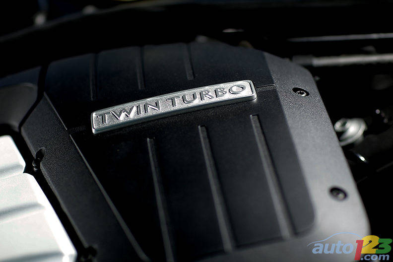 Vous pourrez exploiter toute la puissance du moteur biturbo de la Bentley Continental GT 2012 grâce à la boîte de vitesse automatique à six rapports et les palettes de changement de vitesse au volant. Photo: Sébastien D'Amour/Auto123.com