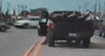 Voici ce qui arrive lorsqu'on essaie de stopper un véhicule avec ses pieds (vidéo)