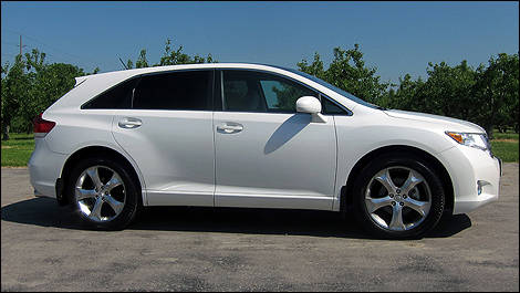 2011 Toyota Venza right side view