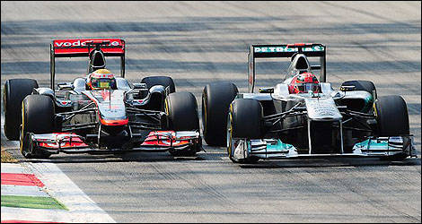 Michael Schumacher en bagarre avec Lewis Hamilton à Monza. (Photo: AFP)