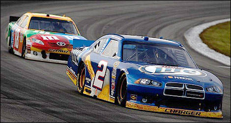 Brad Keselowski devant Kyle Busch (Photo: nascar.com)