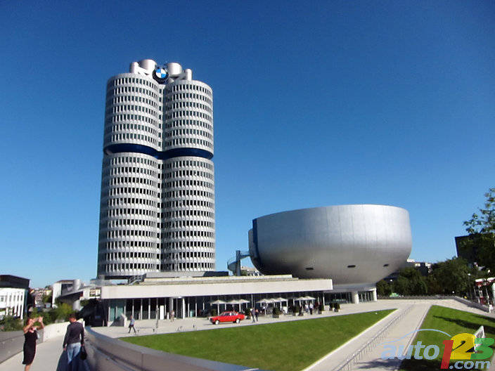Le musée BMW, reconnaissable par sa forme distincte de chaudron, et le siège social « à quatre cylindres » qui le surplombe sont devenus des monuments munichois bien connus. (Photo: Lesley Wimbush/Auto123.com)