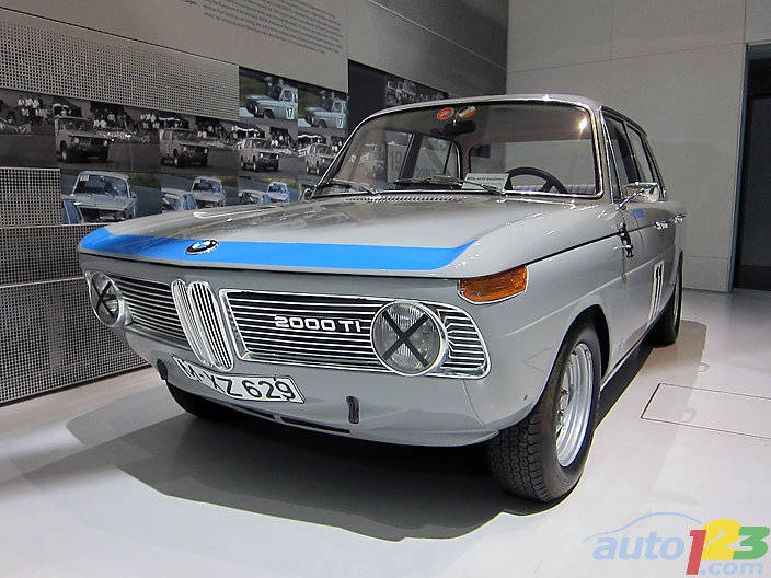 BMW 2000 TI 1968 : On a lancé la production de la 2000, pouvant déployer 100 ch, en 1966. La 2000 TI profitait de deux carburateurs horizontaux et d'un rendement bonifié de 120 ch. Road and Track a déclaré la 2000 « la berline de deux litres la plus performante sur le marché aujourd'hui ». (Photo: Lesley Wimbush/Auto123.com)