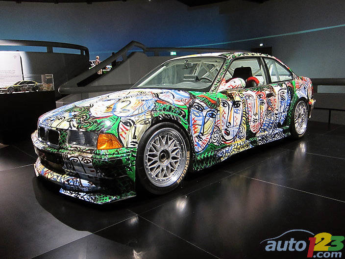 BMW Série 3 : Le peintre italien Sondro Chia a fait déferler une « mer de visages et de couleurs vives » sur la carrosserie de cette Série 3 de course. (Photo: Lesley Wimbush/Auto123.com)