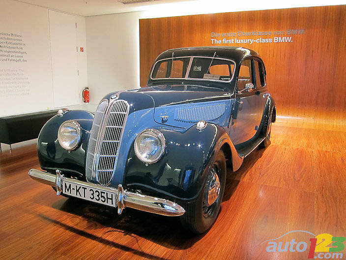 BMW 335 1939 : La première BMW de luxe, on a conçu la 335 principalement pour tenir tête aux rivales Mercedes-Benz dans le segment des berlines sport. (Photo: Lesley Wimbush/Auto123.com)