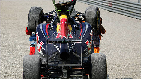 La Red Bull de Mark Webber est évacuée du circuit de Monza. (Photo: WRI2)