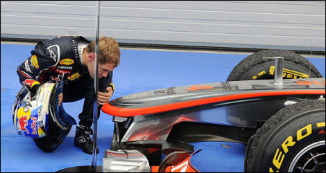 Sebastian Vettel observe la McLaren. (Photo: WRi2)