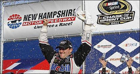 Tony Stewart célèbre sa victoire sur le New Hampshire Motor Speedway. (Photo: nascar.com)